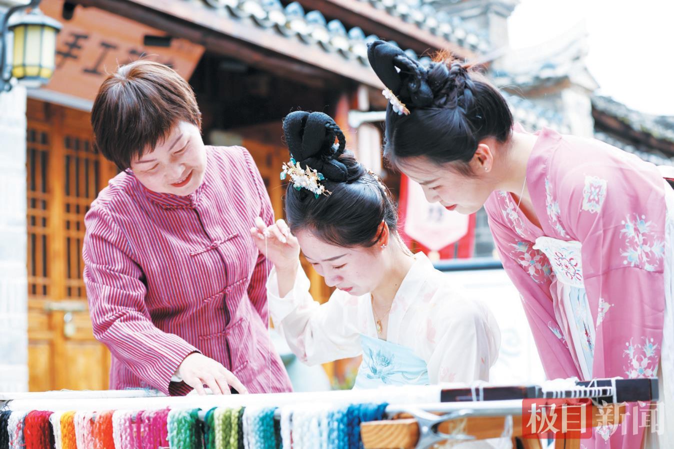 图为手工刺绣传承人张春梅(左)指导“织女绣”技法 全正摄.png 图为手工刺绣传承人张春梅(左)指导“织女绣”技法 全正摄.png