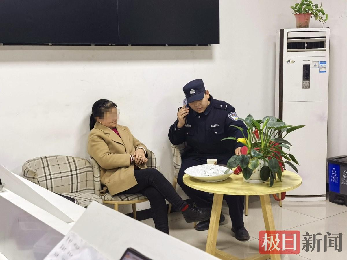 图3：民警在电话联系老人家属.jpg