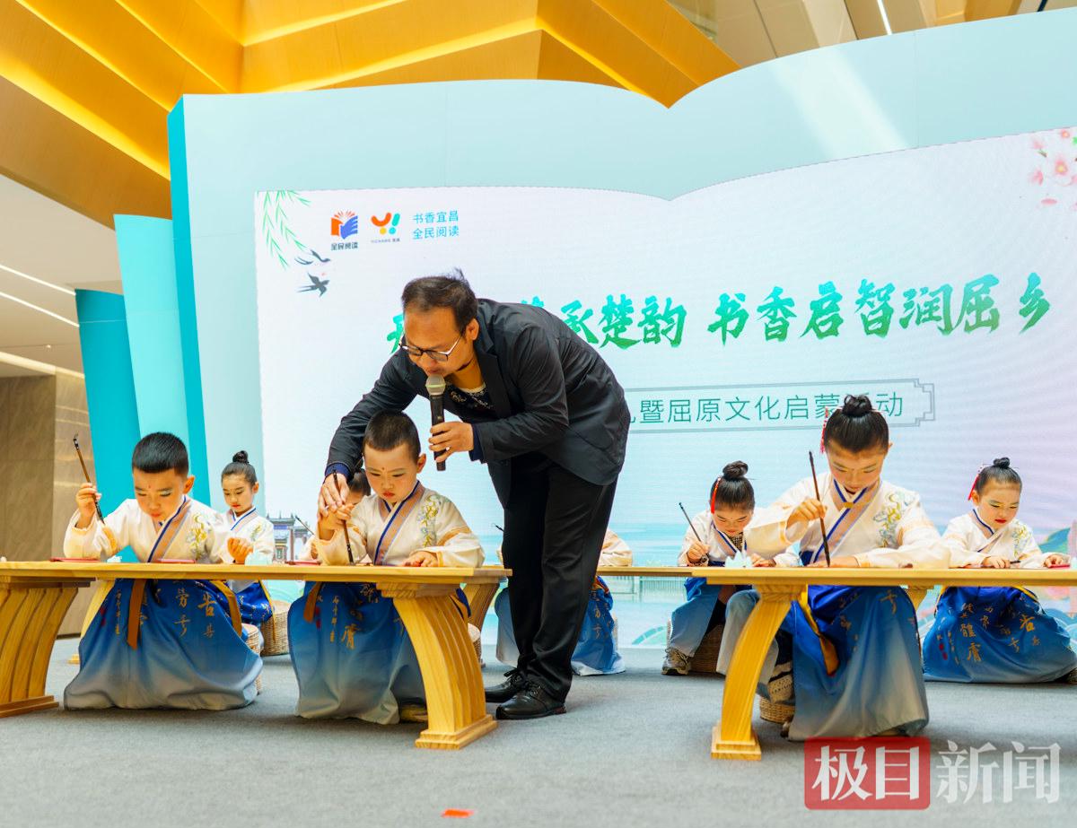 2026年4月19日，秭归县天问文化广场，书法家手把手教儿童写字。 周仕伟 摄.JPG