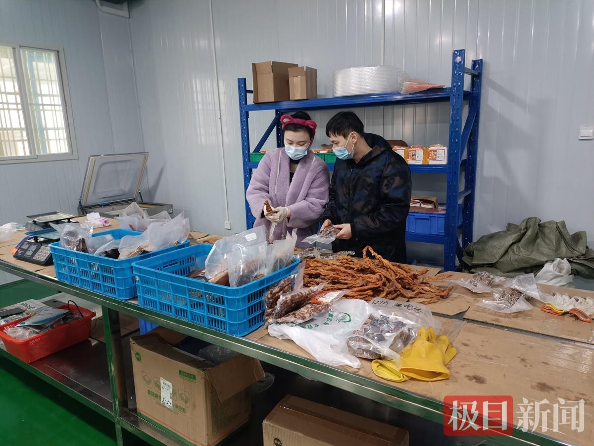 李麟在指导员工打包产品.jpg