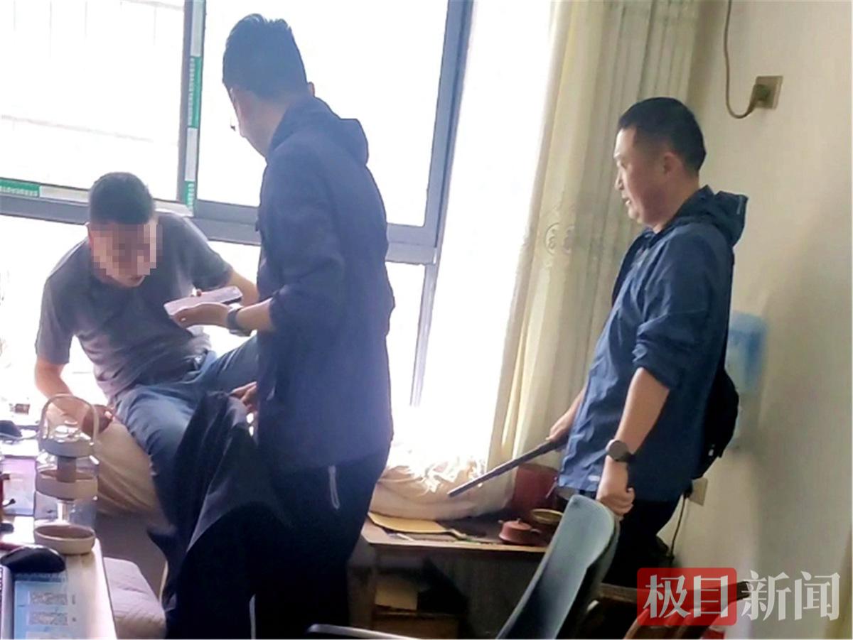 图3：民警抓获涉诈嫌疑人鲁某。.jpg
