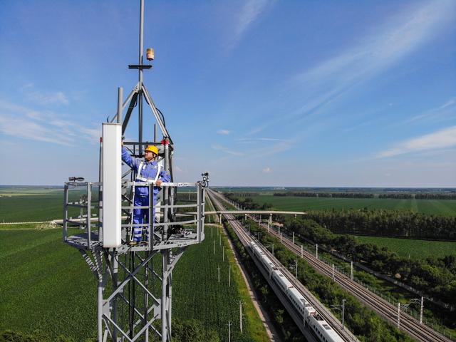 高铁通信工:"上塔下井"保铁路暑运畅通 | 极目新闻