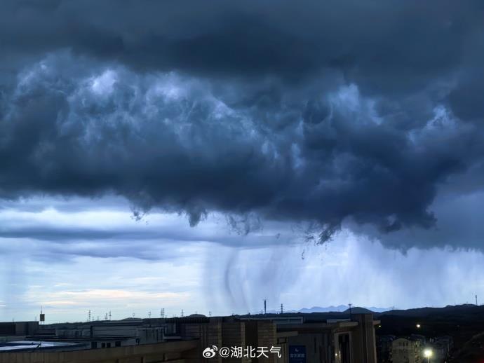今年6月28日傍晚，暴雨来袭，咸宁城区上空出现雨幡（王铁楠 摄） .jpg