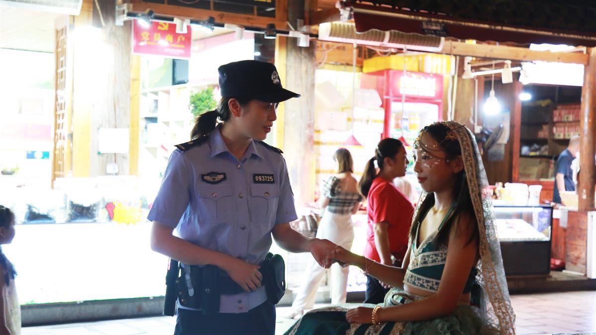 恩施市公安局舞阳坝派出所民警在女儿城提醒拍照游客注意安全jpg