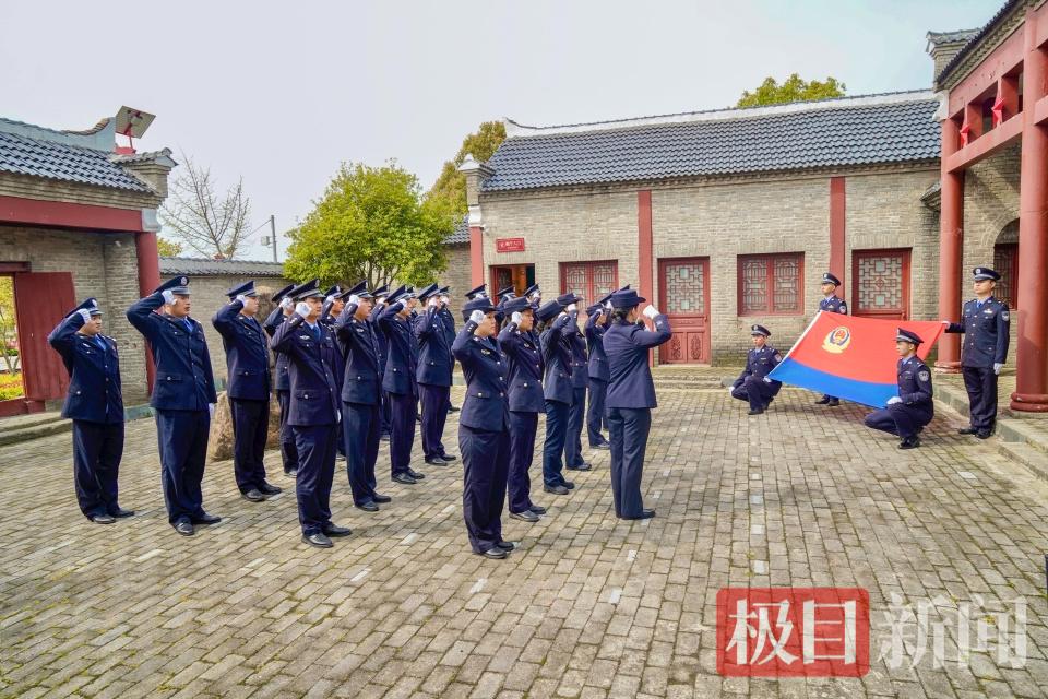 图一 重温入警誓词.jpg