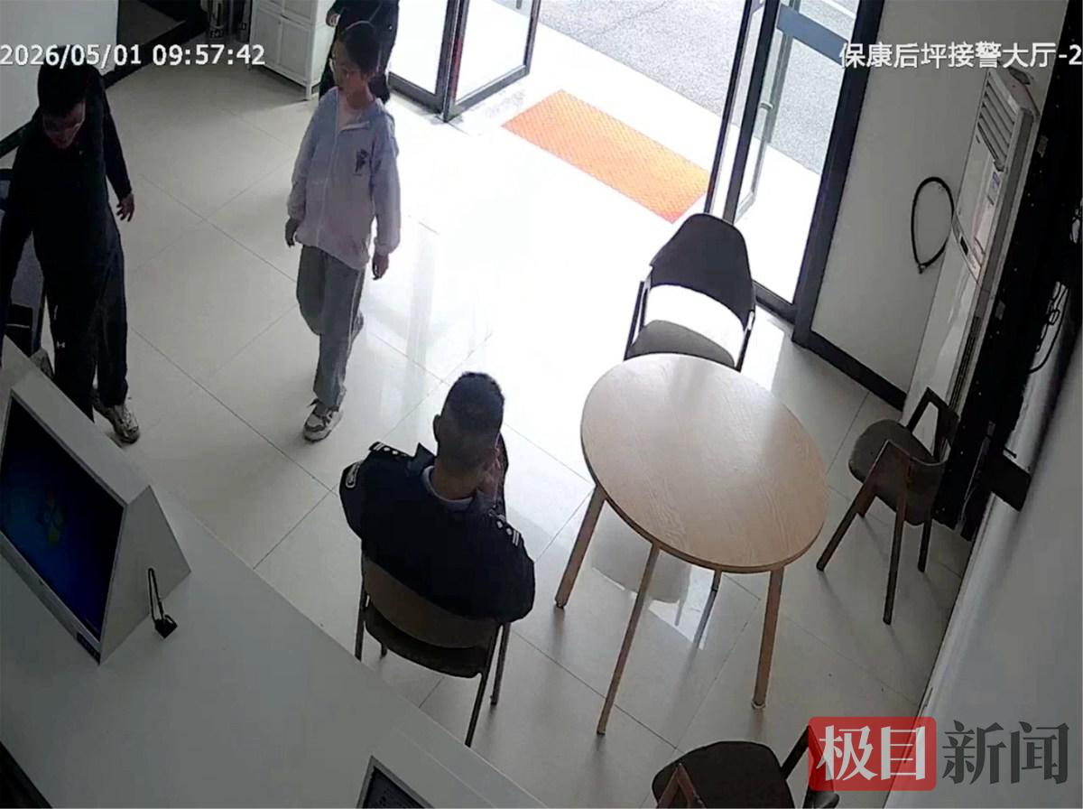 图3：冯洛伊同学到派出所交现金（视频截图）.jpg