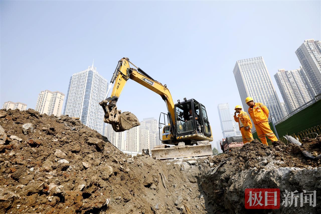 武汉地铁12号线四新南路站江城大道东侧正在进行管线回迁开挖作业。该站历经5次交通导改,通过人员全程盯控,确保管线割接安全,为尽快恢复路面创造条件。袁永华 摄.jpg 武汉地铁12号线四新南路站江城大道东侧正在进行管线回迁开挖作业。该站历经5次交通导改,通过人员全程盯控,确保管线割接安全,为尽快恢复路面创造条件。袁永华 摄.jpg