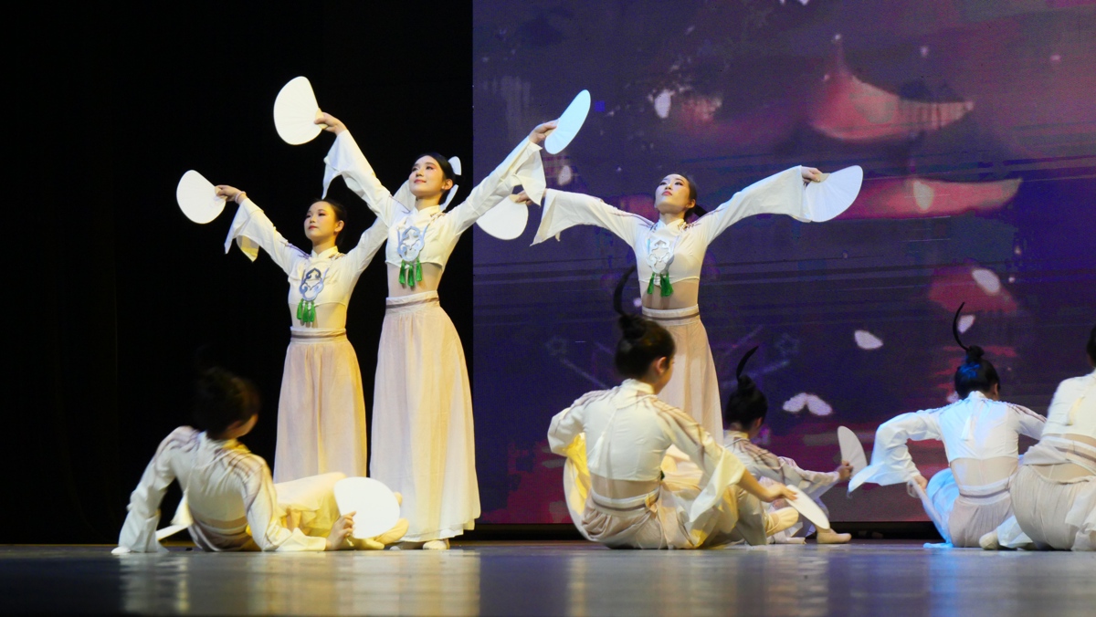 该校资源与环境学院节目《玉鸟》。覃晓楠 摄.JPG