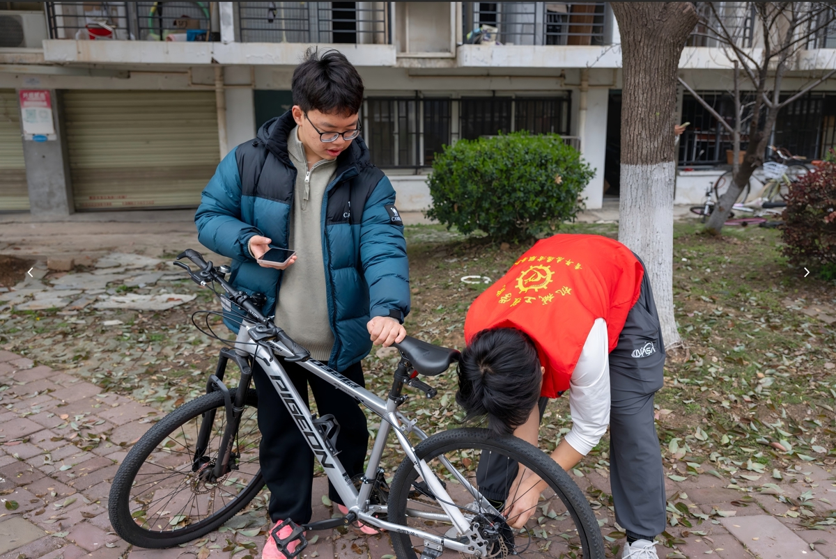 求助学生协助志愿者修车 陈天曦摄(1).jpg 求助学生协助志愿者修车 陈天曦摄(1).jpg