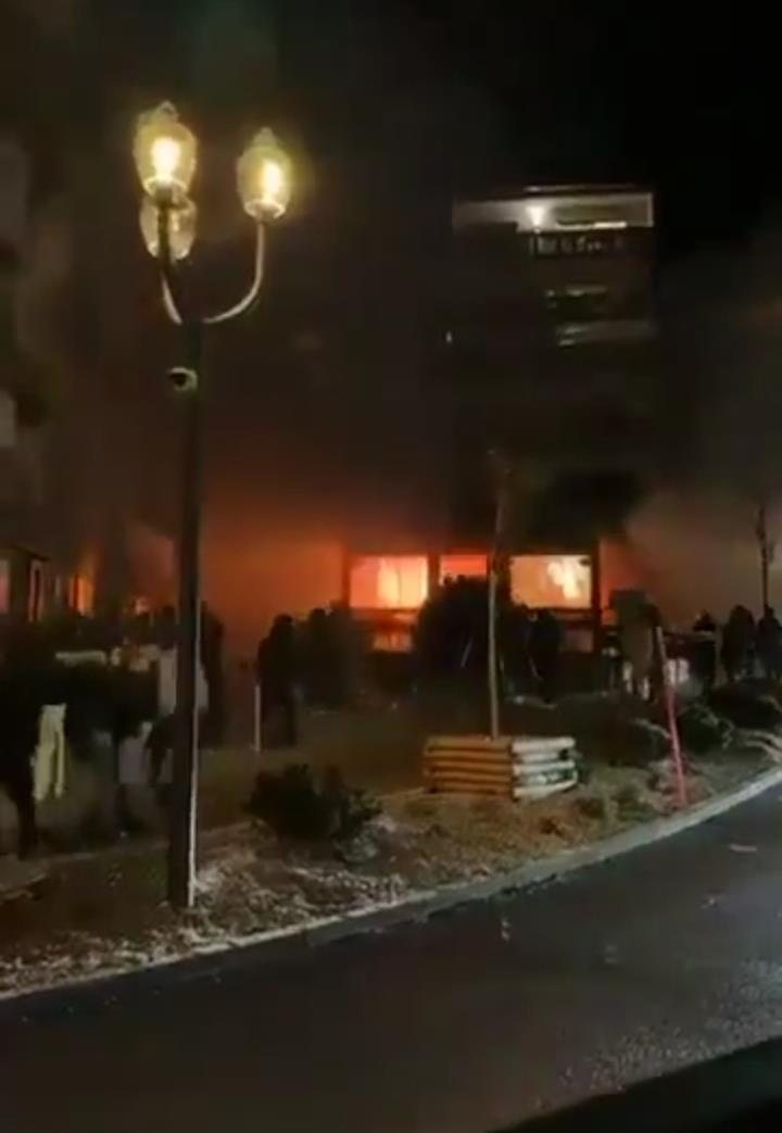 瑞士火灾现场实探，地下室火灾致多人死伤，逃生楼梯老旧狭窄，青少年失踪疑云笼罩跨年火灾现场