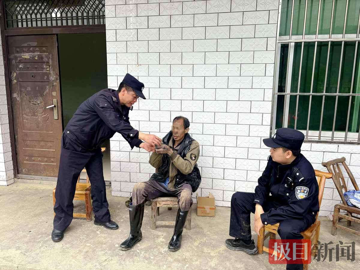 图8：民警给老人递上热水.jpg