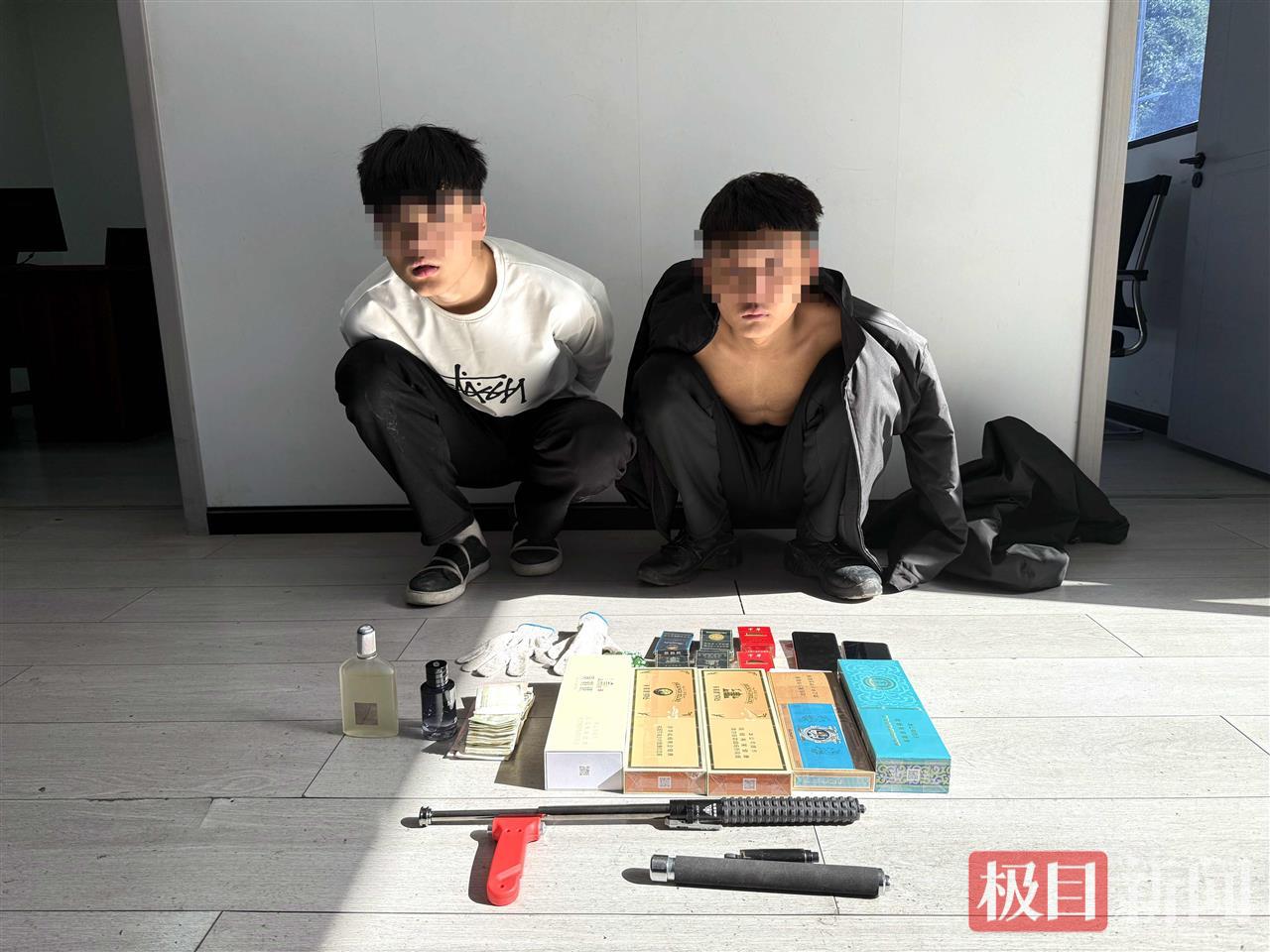 图4：民警起获作案工具及赃物。.jpg