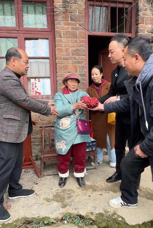 衡阳独臂老人坚守还债，为去世儿子还款感动网友，捐款亦用于偿还债务