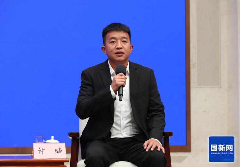 28岁“治沙人”仲麟亮相国新办，曾上《种地吧》圈粉，已组织超8万人次志愿者种树200多万棵、造林超6500亩 | 极目新闻