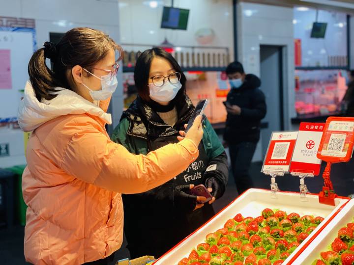 上滑是付钱码，下滑是收钱码，杭州这里买菜也能用数字人民币 | 极目新闻