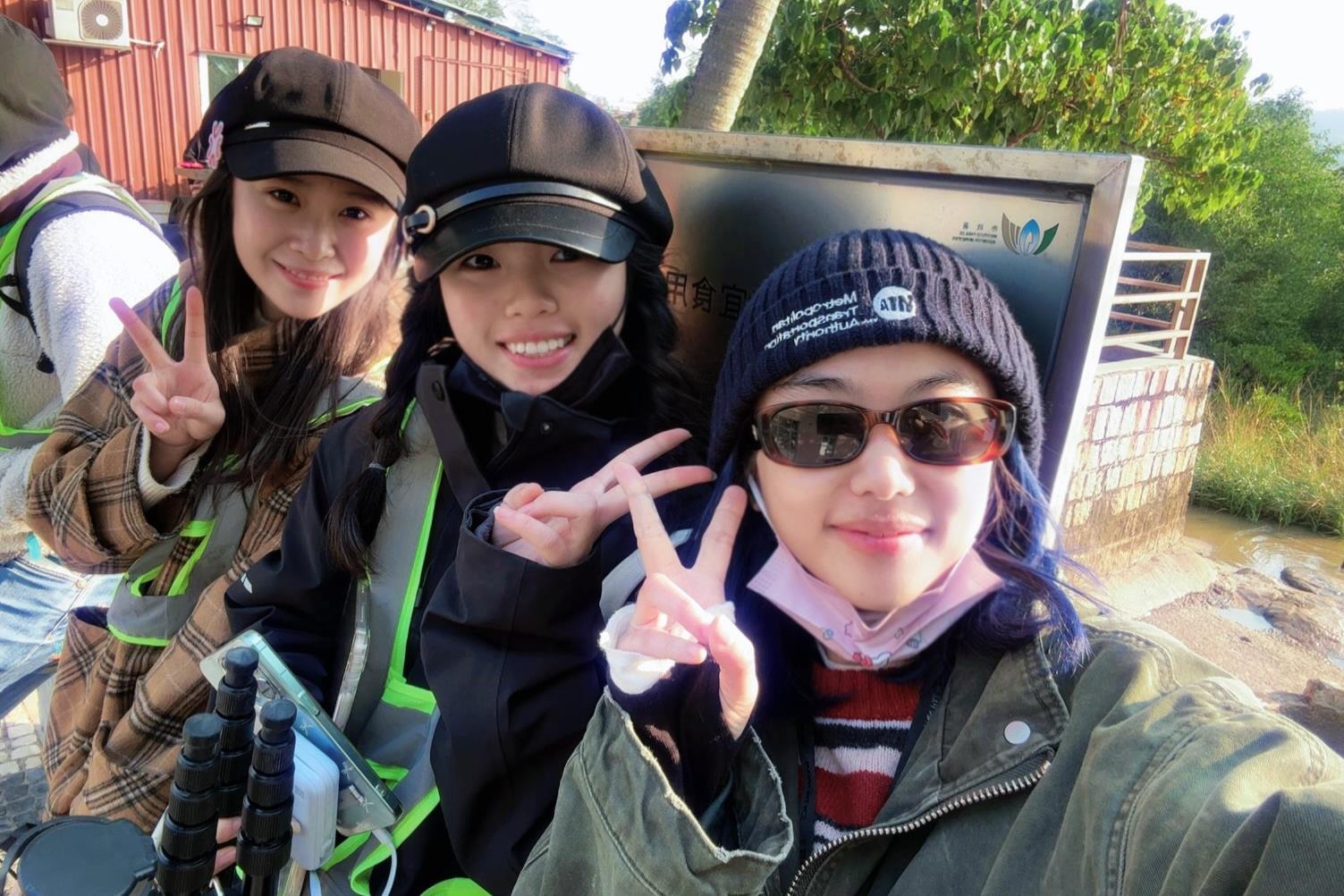 6 影视摄影与制作2202班陆欣怡（中），李心怡（左一）在分组拍摄中已经可以独立完成工作。.jpg