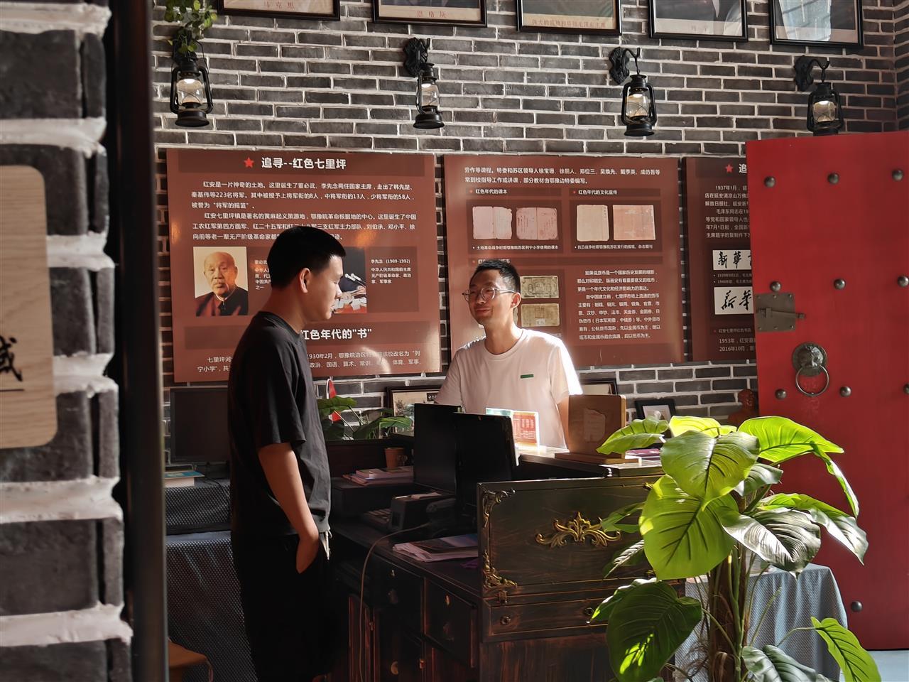 七里坪红色主题书店了解文创售卖情况 (2).jpg