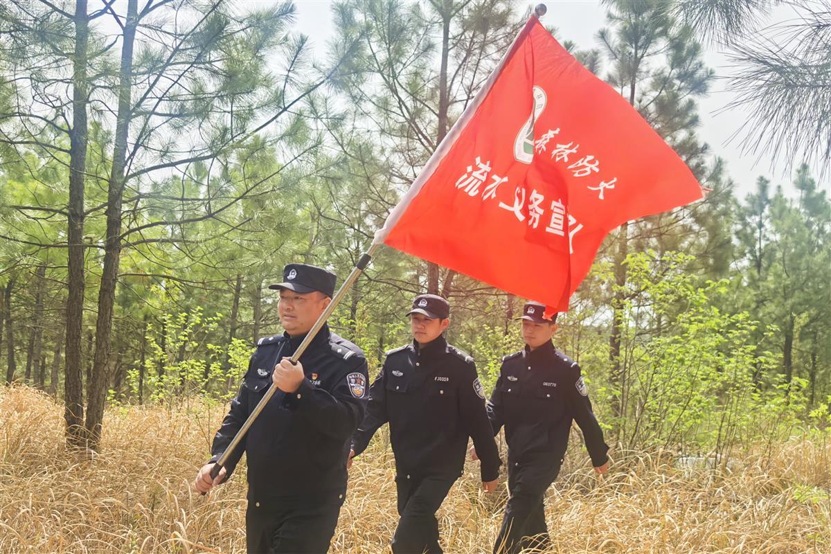 图一 民警在山区开展巡逻.jpg