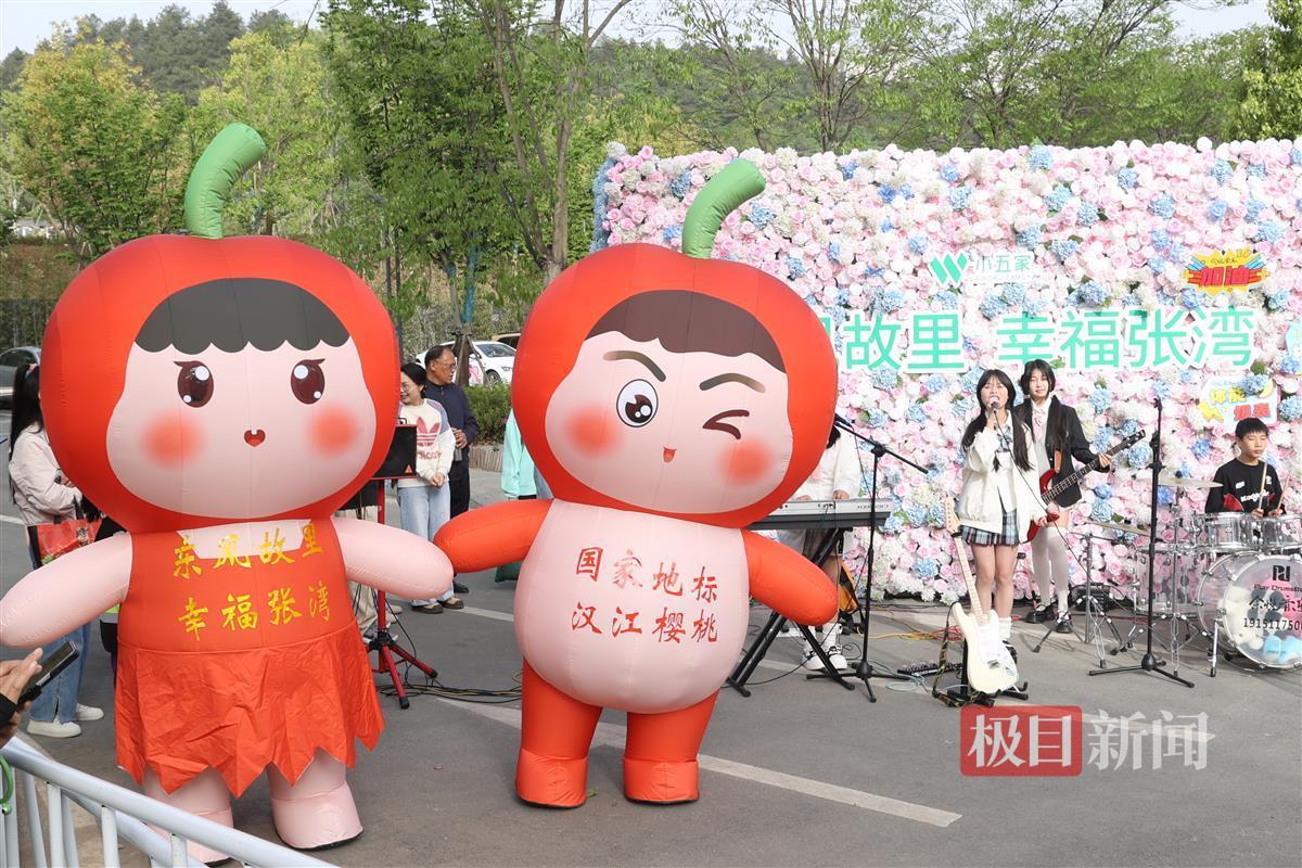 “汉江樱桃”为选手加油助威。 记者 张启国 摄.JPG