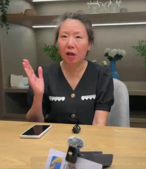 成都27岁女子家门口被杀案开庭，母亲迅速白头，控诉被告人亲属态度冷漠