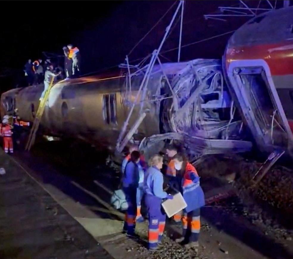 西班牙高铁列车脱轨造成重大伤亡，历史事故引发关注，司机和官员遭起诉