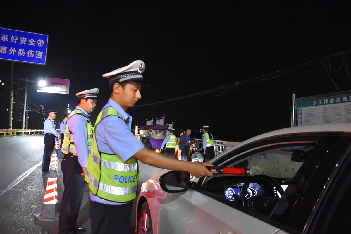 图一 交警开展酒醉驾检测.JPG