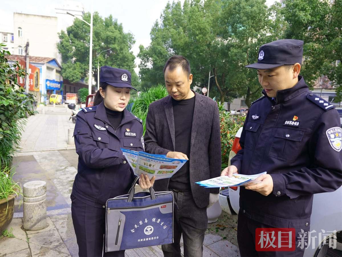 图5：民警向群众宣讲禁种铲毒知识.JPG