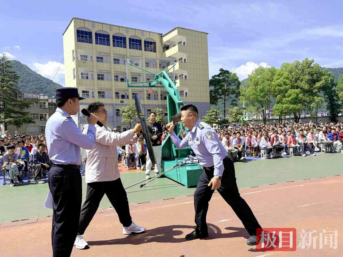 图2：民警教授器械的使用方法.jpg