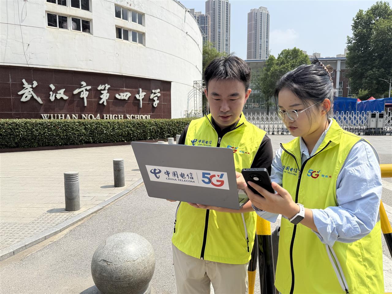 1湖北电信网络优化人员在考点附近测试网络.jpg