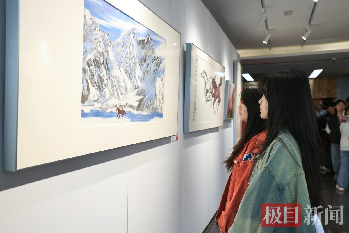 图为学生们观展 摄影:芮雨欣 (6).JPG 图为学生们观展 摄影:芮雨欣 (6).JPG