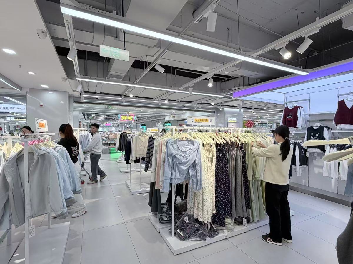 选购衣物.jpg