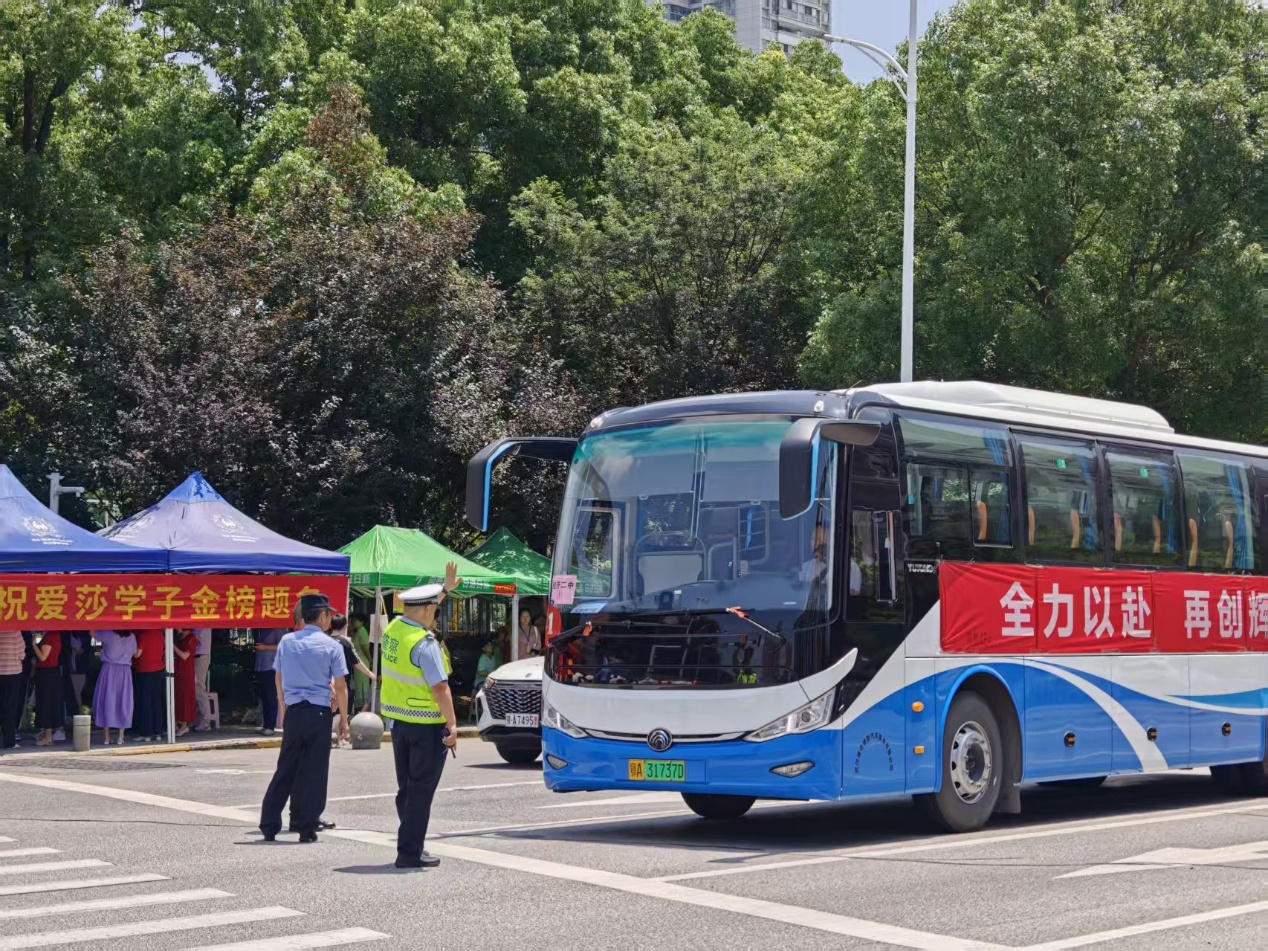 中考首日,武汉交警全员上路,考场外的平安答卷同样用心 | 极目新闻