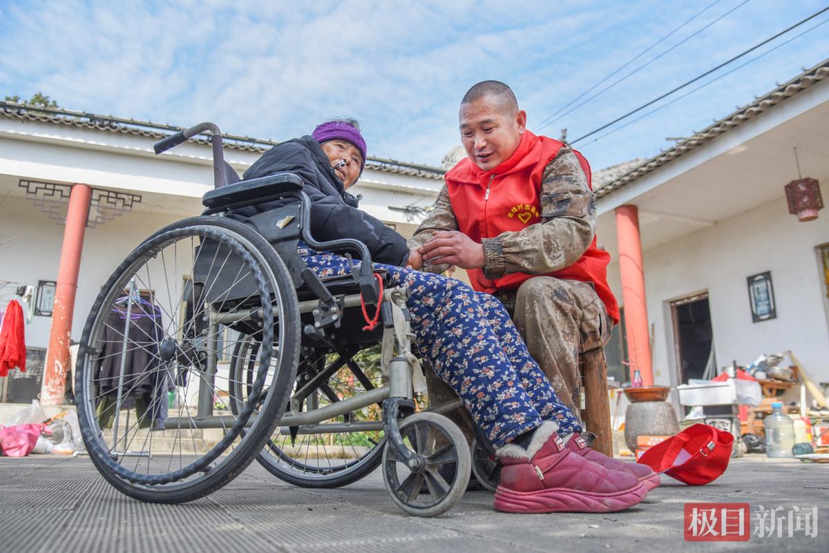 2月8日，胡杰在照顾行动不便的母亲。 （极目新闻记者 黄志刚 摄）.jpg