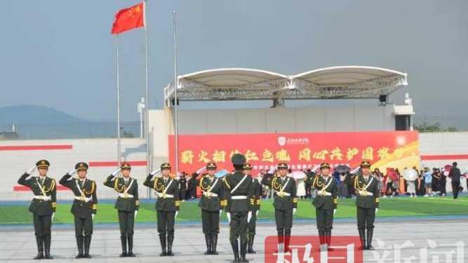 武漢6所高校大學(xué)生國(guó)旗護(hù)衛(wèi)隊(duì)展示邀請(qǐng)賽在大悟舉行