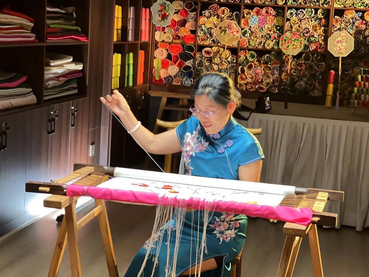 在"最受欢迎的十大绝技"展演活动现场,大冶刺绣非遗传承人刘小红,现场