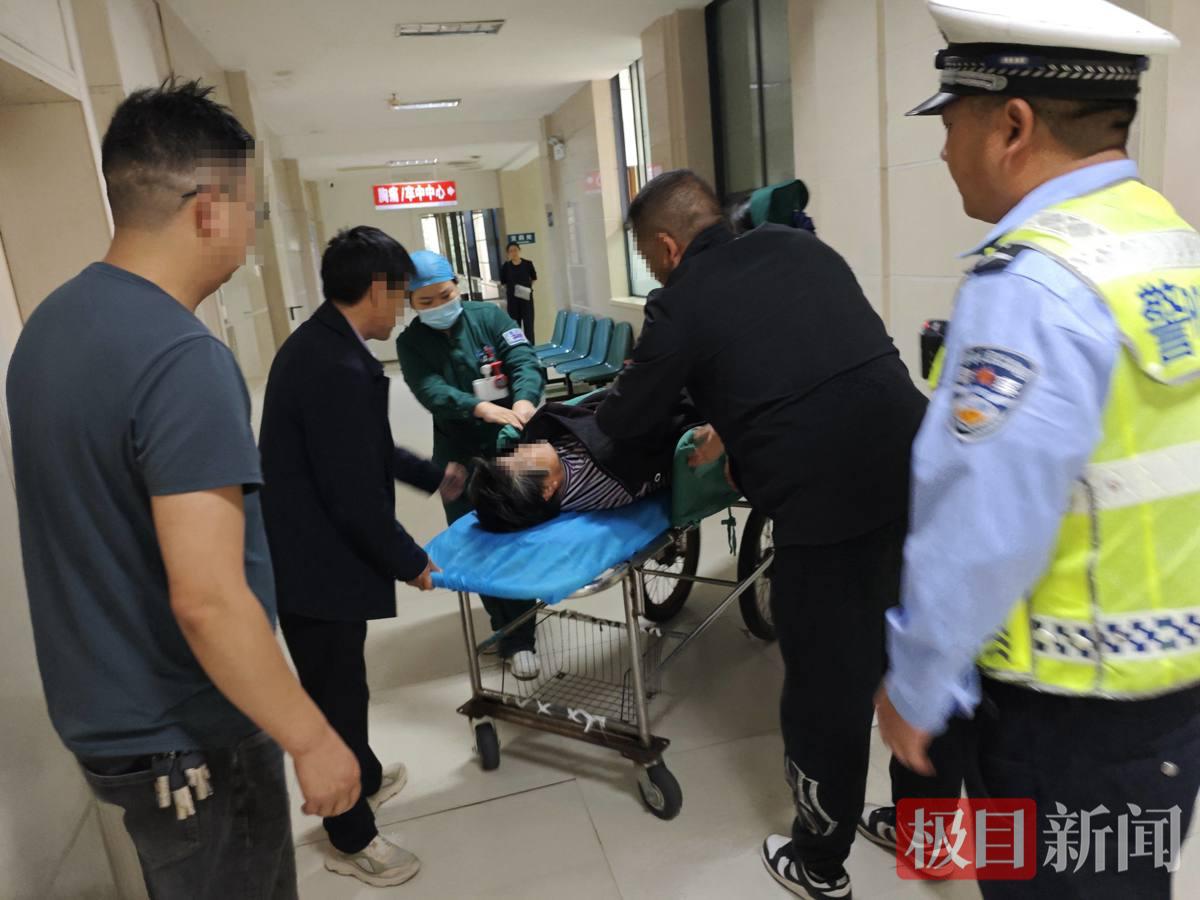 图1：交警送患者抵达医院.jpg