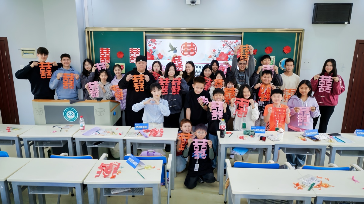 泰国学生体验剪纸课程。学校供图.jpg