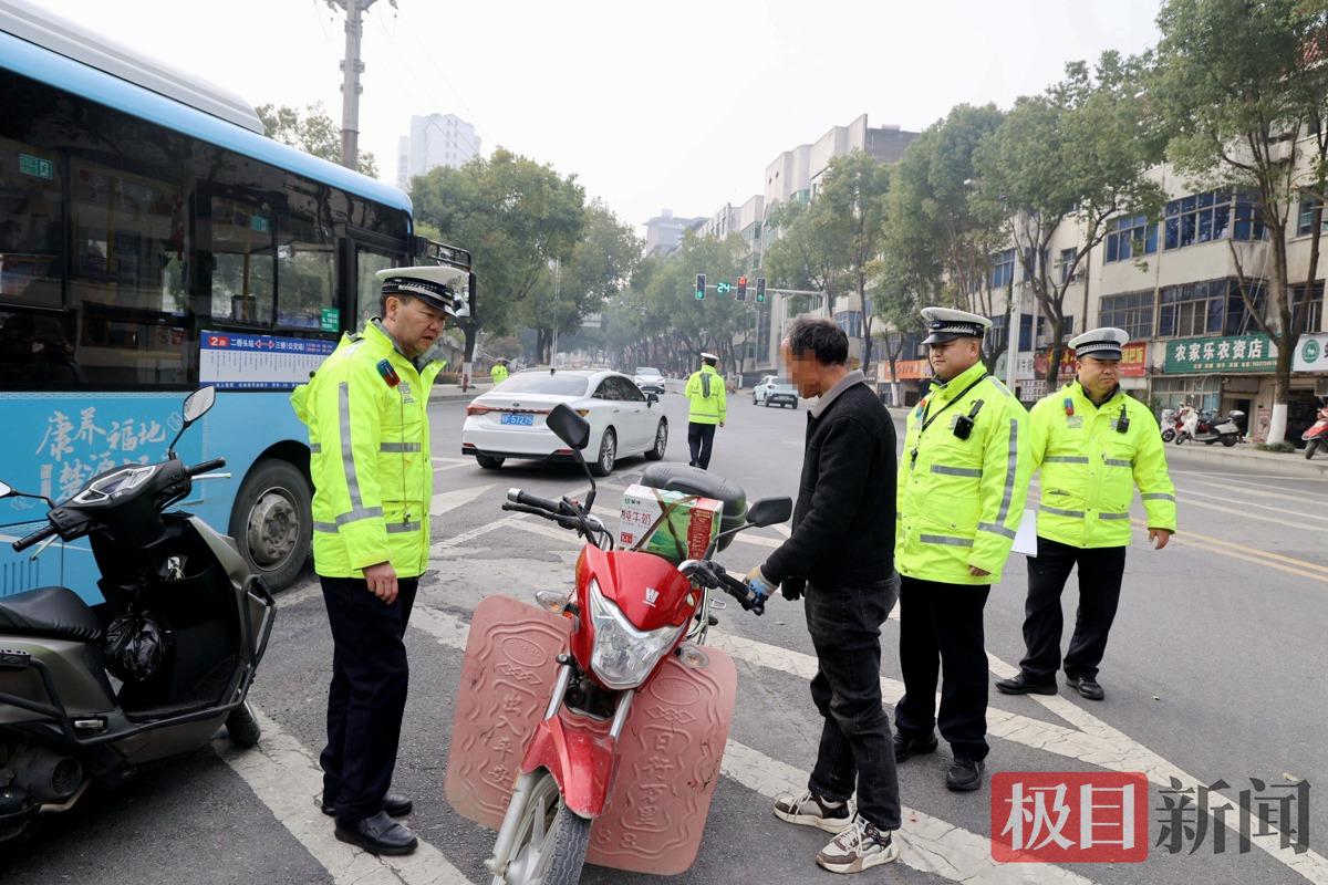 图3：交警在劝导驾驶人佩戴安全头盔.JPG