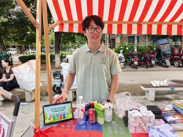实践队员科普现场.jpg 实践队员科普现场.jpg