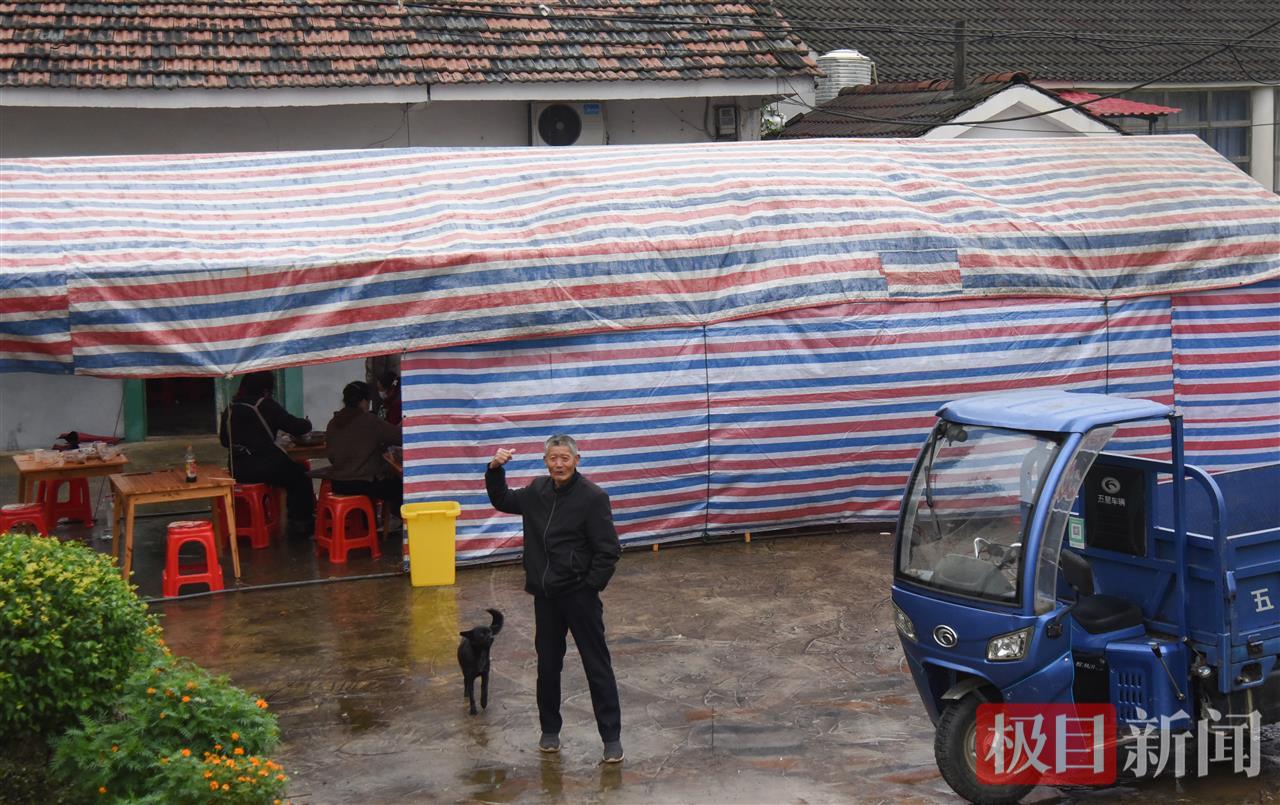 村里搭起了临时雨棚，为老人摆上饺子宴（极目新闻记者 黄志刚 摄）.jpg