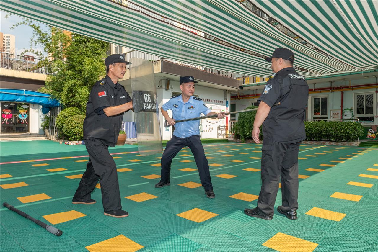 军转民警邵奇：初心不改筑牢开学防线