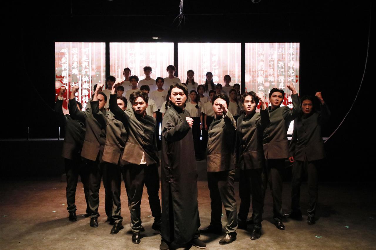 17 成龙影视传媒学院表演（戏剧表演方向）2102班毕业大戏《狂飙》剧照。刘恒 摄.JPG