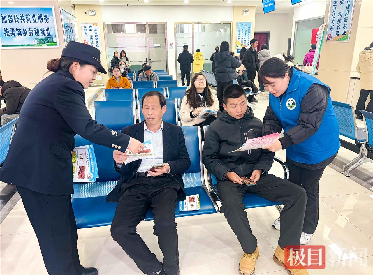 图1：民警向市民普及禁毒知识.jpg