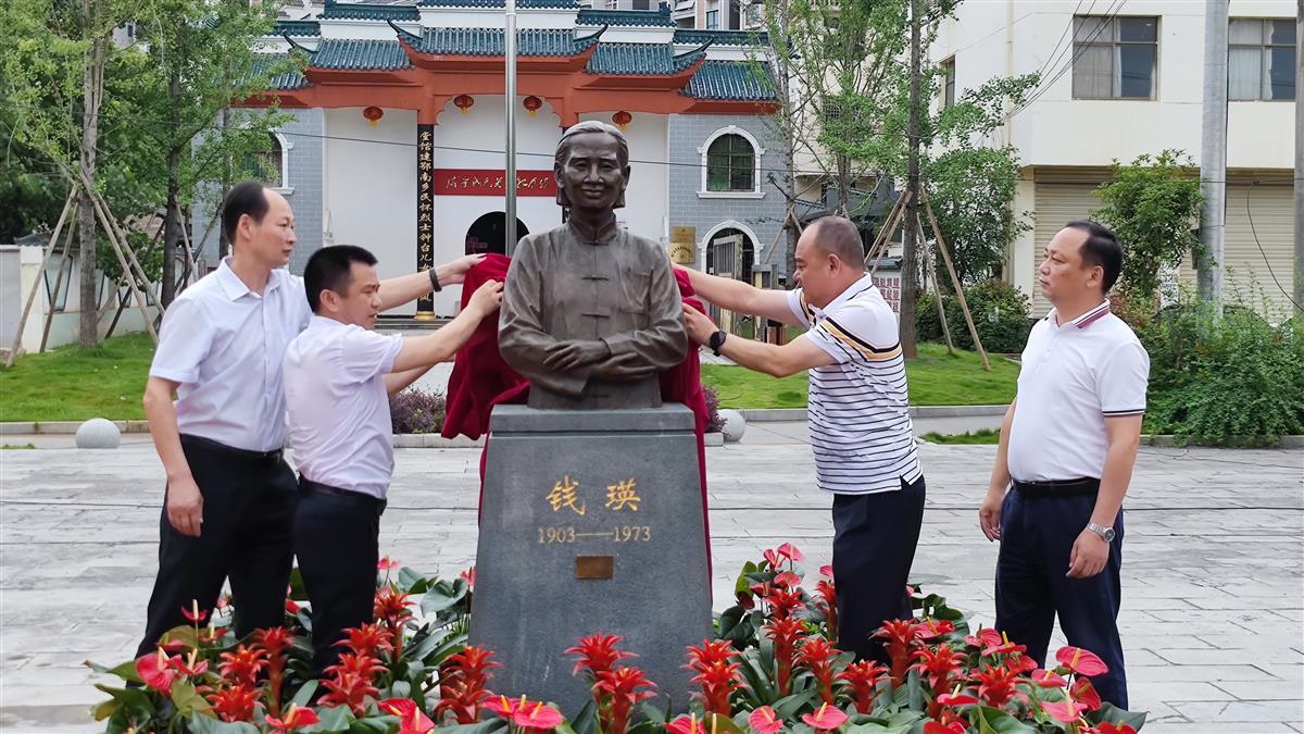 咸宁钱氏英烈纪念馆前再立新像