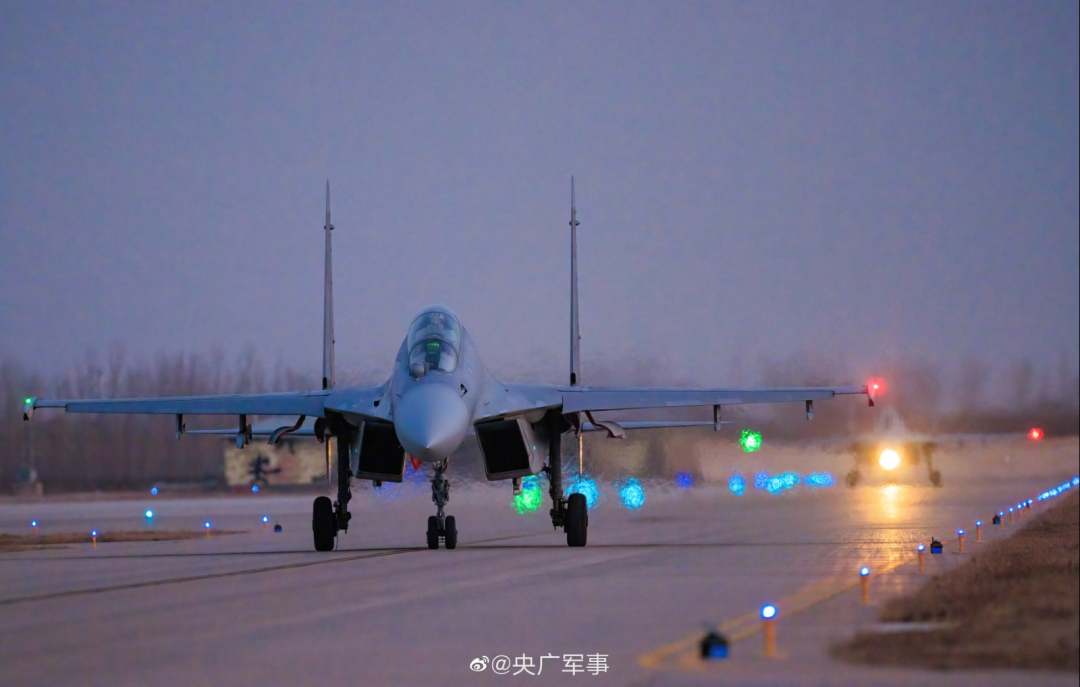 歼16绝美大片来袭，张张皆壁纸 | 极目新闻