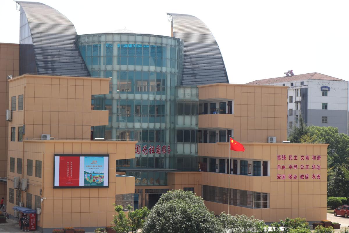 同时,和武汉市汉南区第二中学在同一个校园办学的,还有创办于1981年的