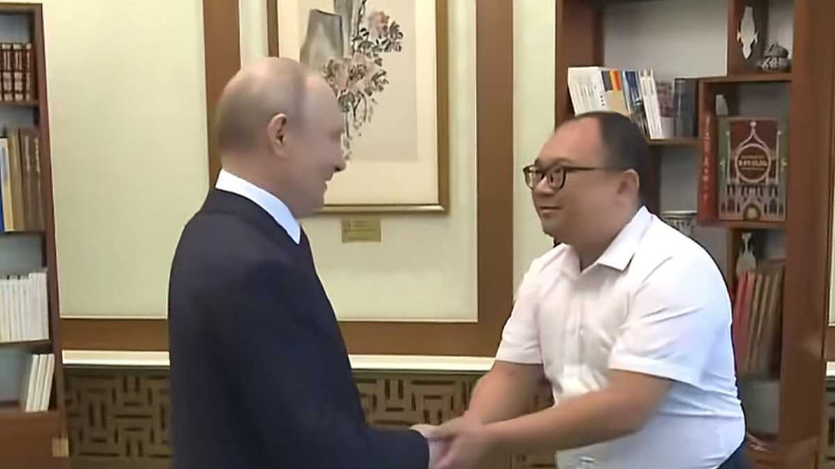 普京与26年前抱过的中国男孩再相见，两人久久握手、拥抱告别、互赠礼物，当事人父亲最新发声：当年的合影改变了儿子一生