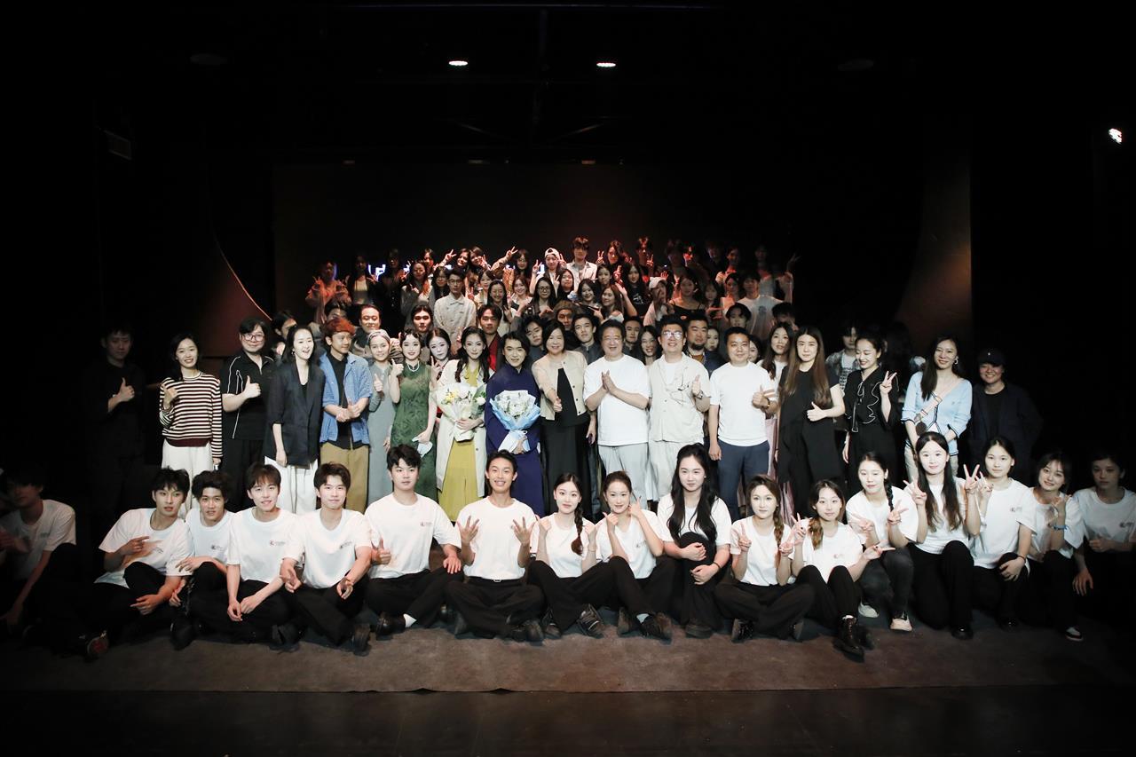 1 《狂飙》全体演职人员、指导老师与观众嘉宾合影。刘恒 摄.JPG