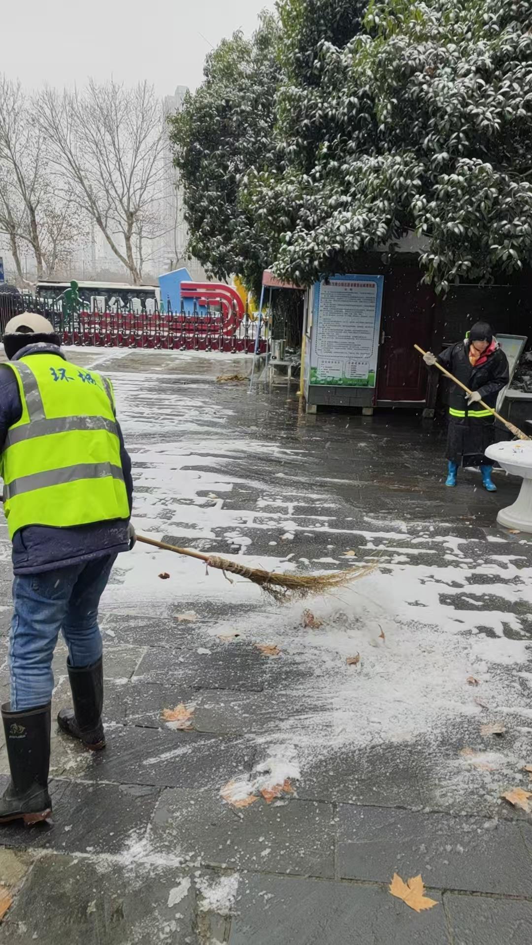 汉阳公园的师傅在扫雪.jpg