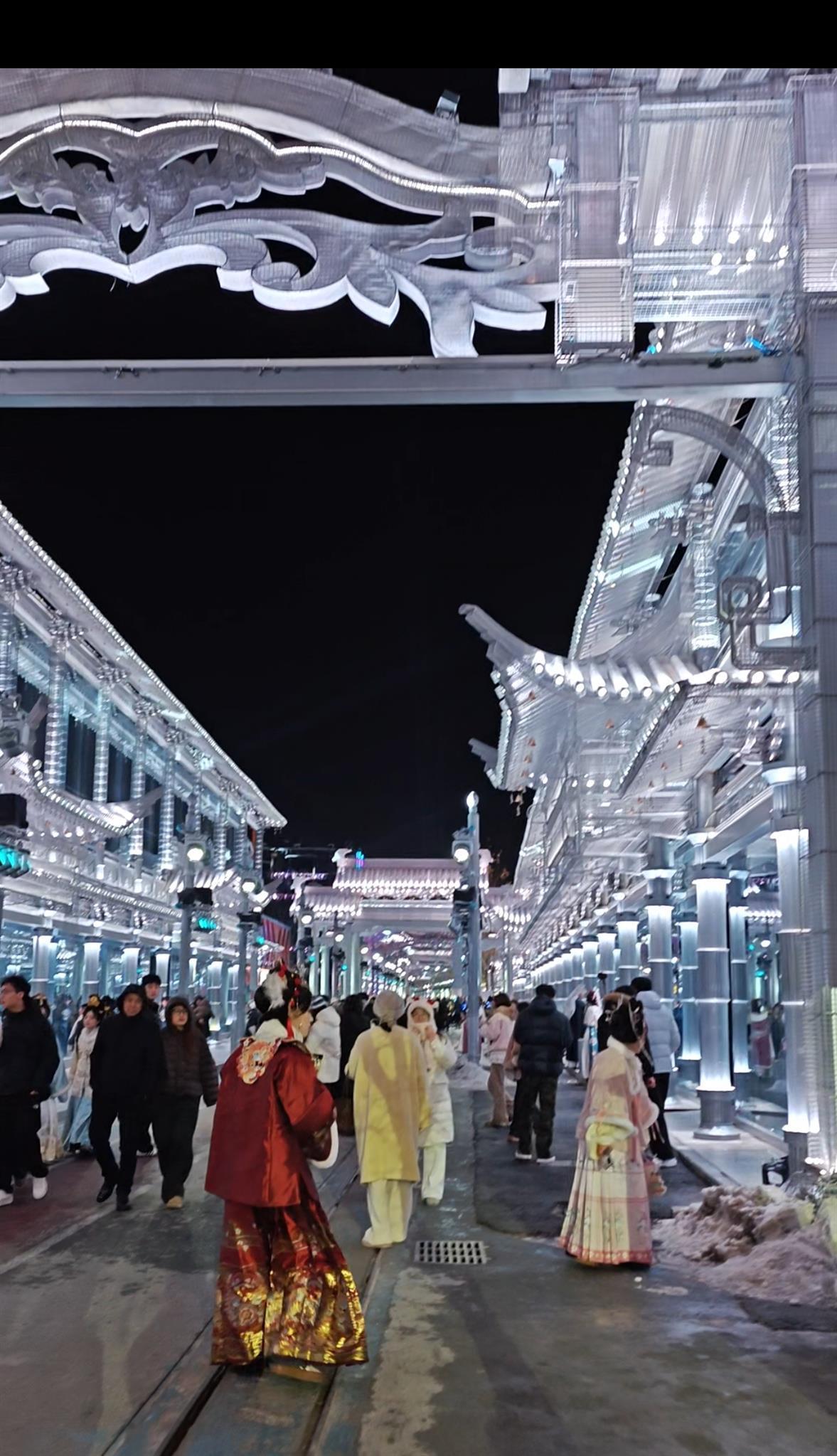 万岁山雪夜美景秒变广寒宫,游客打卡银丝古建新开发区域